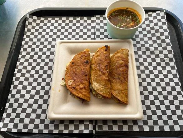 Tacos de birria com consommé